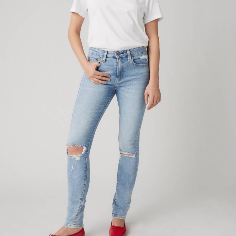 California Vintage Light Wash Distressed Knee Skinny Jeans. Size 7/28.